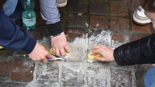 Den schmutzigen Stolpersteinen rückten die Schüler der Kreis-Schülervertretung in Diez mit Schwamm, Putzstein und Zahnbürste zu