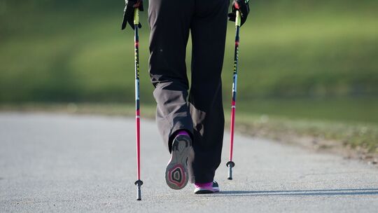 Person beim Nordic Walking