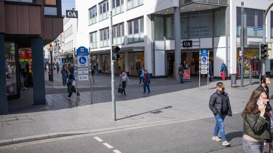 Hier an der Kreuzung von Altlöhrtor, Viktoriastraße und Zentralplatz (nicht im Bild) soll ein 30-Jähriger vor dem großen Bekleid