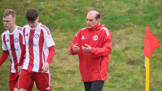 SC-Trainer Marco Reich im Gespräch mit Colin Fuchs (Mitte) und Niklas Baus. Der Coach möchte, dass seine Mannschaft gegen den FV