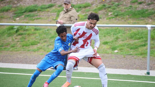Julian Clayton (rechts) brachte die A-Junioren des SC Idar-Oberstein gegen den SC Hauenstein in Führung. Hier setzt er sich im Z