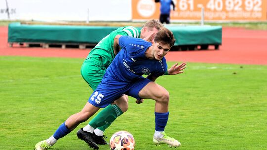 Roman Hudov (vorne) und Cosmos Koblenz fanden am Sonntag auf dem Oberwerth keinen Weg, um sich gegen den SV Auersmacher durchzus