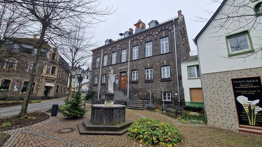 Die Stelle des Ortsbürgermeisters im Krufter Rathaus wird ab Mai zunächst vakant sein. Amtsinhaber Walter Kill erläutert in sein