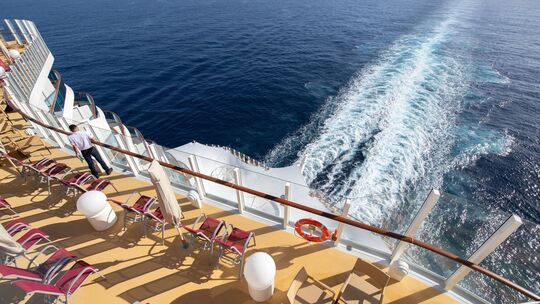 Kreuzfahrtschiff fährt auf dem Meer