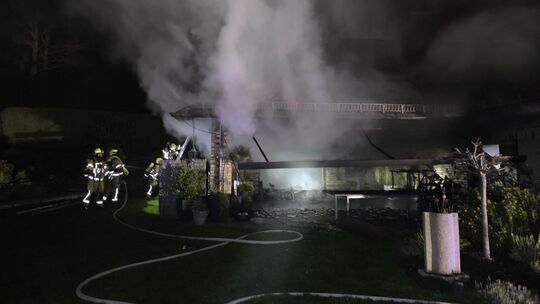 In der Nacht zum Montag ist in einem Gebäude in Freusburg ein Großbrand ausgebrochen.