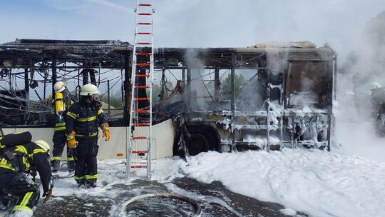 In Andernach ging ein Linienbus in Flammen auf. Die Feuwehr hatte die Flammen schnell im Griff und es gibt keine Verletzten.