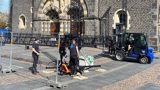 Die Bühne der Burgfestspiele wird vor der Herz-Jesu-Kirche aufgebaut. Die Genovevaburg wird derzeit restauriert, hier können kei