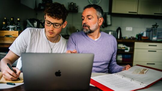 Vater und Sohn am Computer
