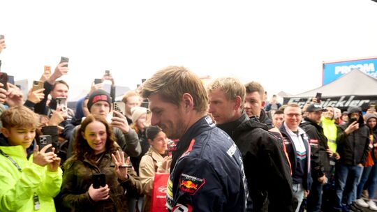 September 2025: Formel-1-Superstar Max Verstappen ist beim 1000-Kilometer-Rennen auf dem Nürburgring prominenter und beliebter T