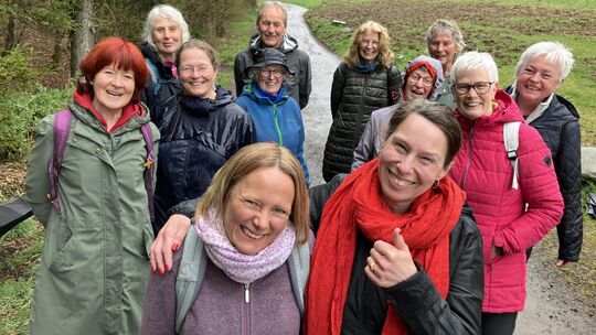 Die zertifizierte Lachyoga-Trainerin Betty Bach (vorne rechts) und Silke Fanter (vorne links) vom SGV (Sauerländischer Gebirgsve