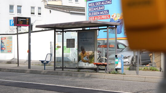 An der Haltestelle St.-Elisabeth-Kirche im Koblenzer Rauental schützt noch eine alte Wartehalle Fahrgäste vor dem Wetter.