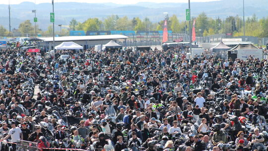 42.000 Motorradfahrer waren nach Angaben der Veranstalter 2025 beim "Anlassen" auf dem Nürburgring dabei.