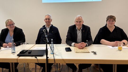 Bei der Bürgerveranstaltung erklärten (von links) VG-Büroleiterin Sonja Hackbeil, Peterslahrs Ortsbürgermeister Michael Liedigk,