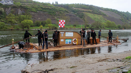 In Kobern-Gondorf darf Ehrengast Teresa Oster, die Moselweinkönigin, von Bord steigen. Sie war bei einem kleinen Teil der Fahrt
