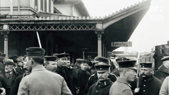 Diese Aufnahme aus einem Film von Oskar Barnack aus dem Jahr 1914 zeigt im Hintergrund das Vordach in Wetzlar. Es wird später do