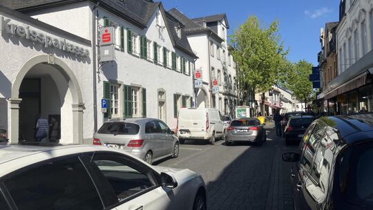 Noch rollt der Verkehr durch die Bachovenstraße in Sinzig. Ob es auch in Zukunft so bleibt?