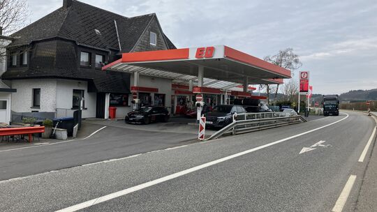 Verkehrsgünstige Lage: Die Tankstelle Döttinger Höhe befindet sich direkt an der B258 – und nur wenige Meter von der Nordschleif