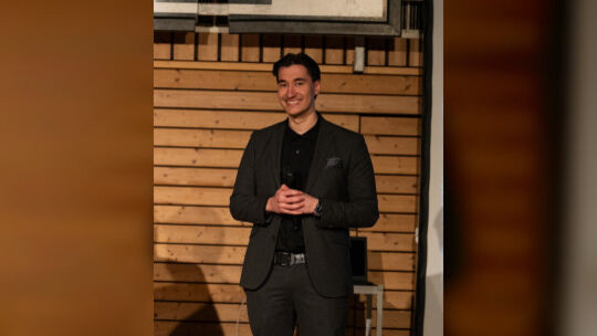 Der 19-jährige Efe Tasyürek hat im März sein eigenes Unternehmen gegründet und parallel noch für sein Abitur gelernt.