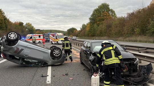 Ein schwerer Unfall ereignet sich im Oktober 2025 auf der B41 in Höhe Rüdesheim. Dabei landet ein Auto auf dem Kopf.