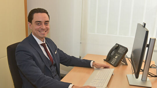 Cameron Schweikhard berät als selbstständiger Finanzexperte der Deutschen Bank Kunden aus der Region zu Altersvorsorge und Vermö