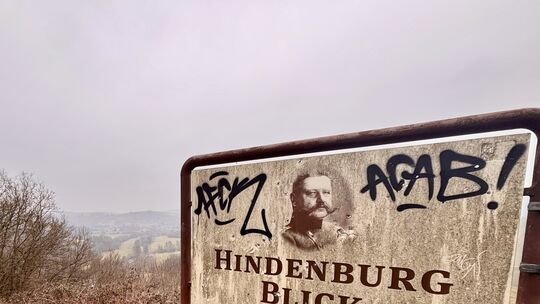 Im Januar zeigte sich schon, dass am Hindenburg-Schild etwas zu arbeiten war...