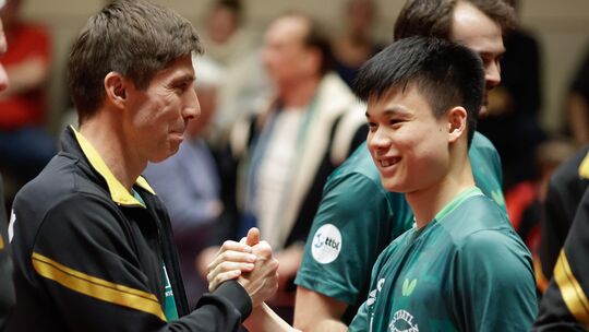 Slobodan Grujic (links, hier mit Spitzenspieler Feng Yi-Hsin) wechselt vom TTC Zugbrücke Grenzau zum TTC OE Bad Homburg, wo er N