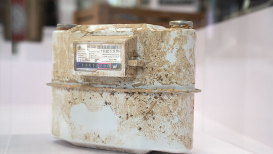 Der Gaszähler erinnert an die Flutkatastrophe im Ahrtal und ist im Raum mit Bezug auf den Klimawandel ausgestellt.