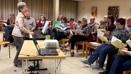 Kirchenmusikerin Marion Oswald (links) übernimmt die musikalische Leitung des Singabends in Ernst.