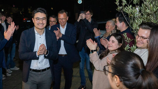 So sehen Sieger aus: CDU-Landtagskandidat Philip Rünz ist die Freude am Wahlabend ins Gesicht geschrieben. Hier kommt er bei der