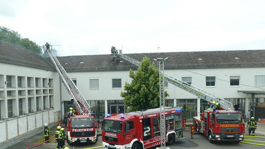 Beim Brand im Are-Gymnasium am 15. Juni 2025 war die alte DLK 23/12 des Löschzuges Bad Neuenahr (linkes Fahrzeug) gemeinsam mit
