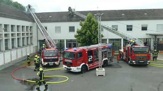 Beim Brand im Are-Gymnasium am 15. Juni 2025 war die alte DLK 23/12 des Löschzuges Bad Neuenahr (linkes Fahrzeug) gemeinsam mit