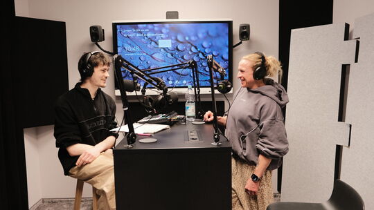 Hebamme Elena Heubner mit "RZähl mal!"-Host Michael Illjes im Podcast-Studio der Rhein-Zeitung.