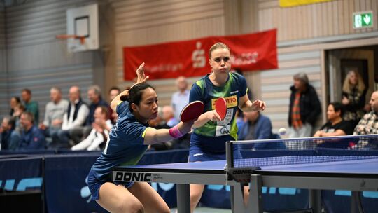 Shi Qi (links) und Elena Kuzmina holten einen extrem wichtigen Punkt im Doppel für die TTG Bingen.