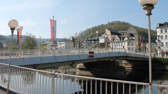 Die Ottmar-Canz-Brücke, frühere Bahnhofsbrücke, ist eine von fünf Verbindungen über die Lahn in Bad Ems. Sie sind ab den 1850er-