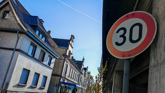 Schmale Straße, viel Verkehr und ein Bürgersteig, der immer wieder überfahren wird: Wer in der Innenstadt von Limburg direkt geg