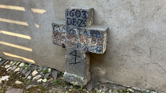Die alten Grabsteine an der Hauswand erinnern an die Erbauer des Hauses.