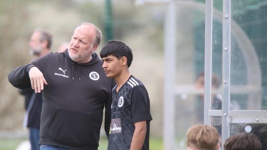 SC-Trainer Wolfgang Krins erklär seine taktischen Vorstellungen. Im Halbfinale des Verbandspokals hörten seine Jungs gut zu und