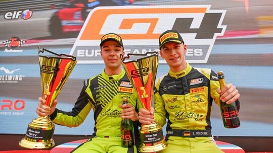 Start nach Maß für Enrico Förderer (rechts) und Cedric Fuchs (links): Die beiden jungen Rennfahrer aus Leuterod und Holzappel tr