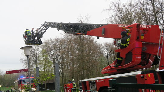 Zwei Bewohner werden aus dem oberen Stockwerk des brennenden Gebäudes mit der Drehleiter der Feuerwehr Kaisersesch gerettet.