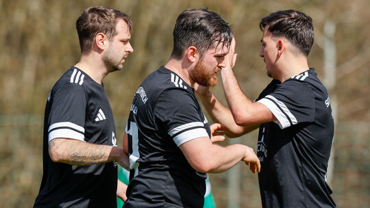 Klatschen sich Spielertrainer Marius Botiseriu (rechts) und seine Spieler (vorne Torjäger Rico Heger) auch am Donnerstag in Nied