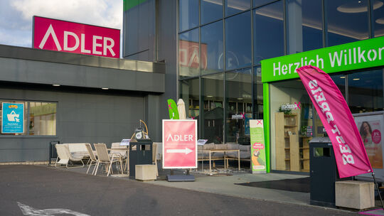 Die Adler-Filiale im Gewerbepark an der B9 in Koblenz soll weichen, weil dort ein XXXLutz-Möbelhaus geplant ist.