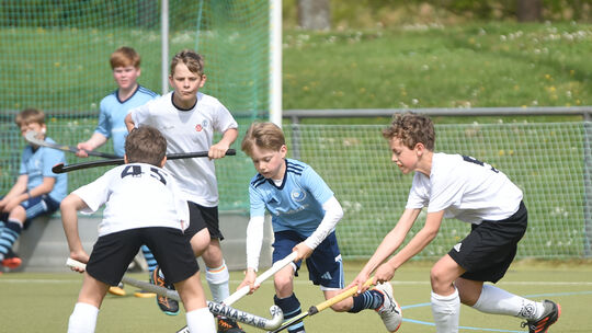 Gerangel um den Ball: die männliche U12 der SG Bad Kreuznach (weiße Trikots) im Duell mit dem HC Bad Homburg. In der Endabrechnu