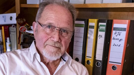 Manfred Klaßen aus Riesweiler ist der Vorsitzende des Vereins Herzog-Johann-Gymnasium. In seinem Büroregal stehen zahlreiche Akt