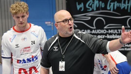 HB-Trainer Frank Knipp (rechts) sieht Vallendar als klaren Favoriten, möchte den HVV aber mit seinem Team (hier links Jonas Brüg