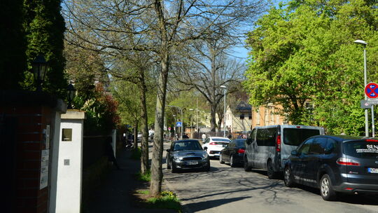Die Zahl der Elterntaxis hielt sich zum Schulschluss der 1. und 2. Klassen an der Hofgartenschule am Mittwochmittag in Grenzen.