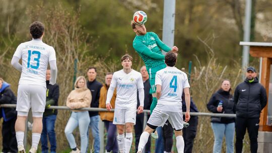Danny Lutz (in grün) ist obenauf - und das gilt für den gesamten VfR Baumholder, der seine Tabellenführung natürlich auch beim G