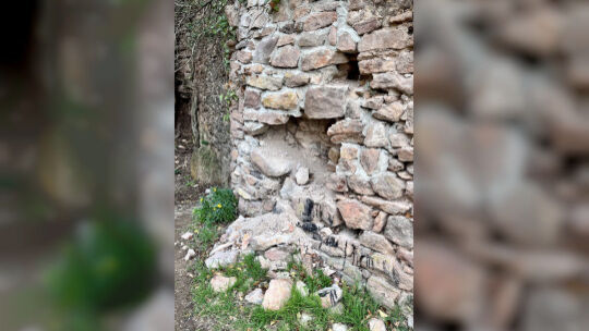 Was die Gutachter in ihrem Bericht festgestellt haben, ist beispielsweise dieser Ausbruch aus der Mauer des mittleren Turms, auf