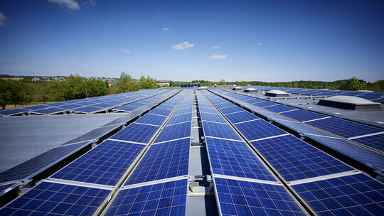 Windkraft und Photovoltaik (wie hier in Kaisersesch) können helfen, dass Kommunen weitgehend energieautark werden. Das soll nun