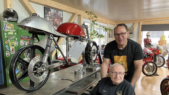 Fritz Egli (vorne) beim Rundgang in der Hargesheimer Ausstellung von Markus Eibeck, der eine Vielzahl von Unikaten aus der berüh