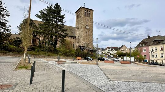 Mit 12 Ja- gegenüber 8 Nein-Stimmen votierte der Stadtrat dafür, dass das neu gestaltete Areal an der Rheinstraße zwischen den b